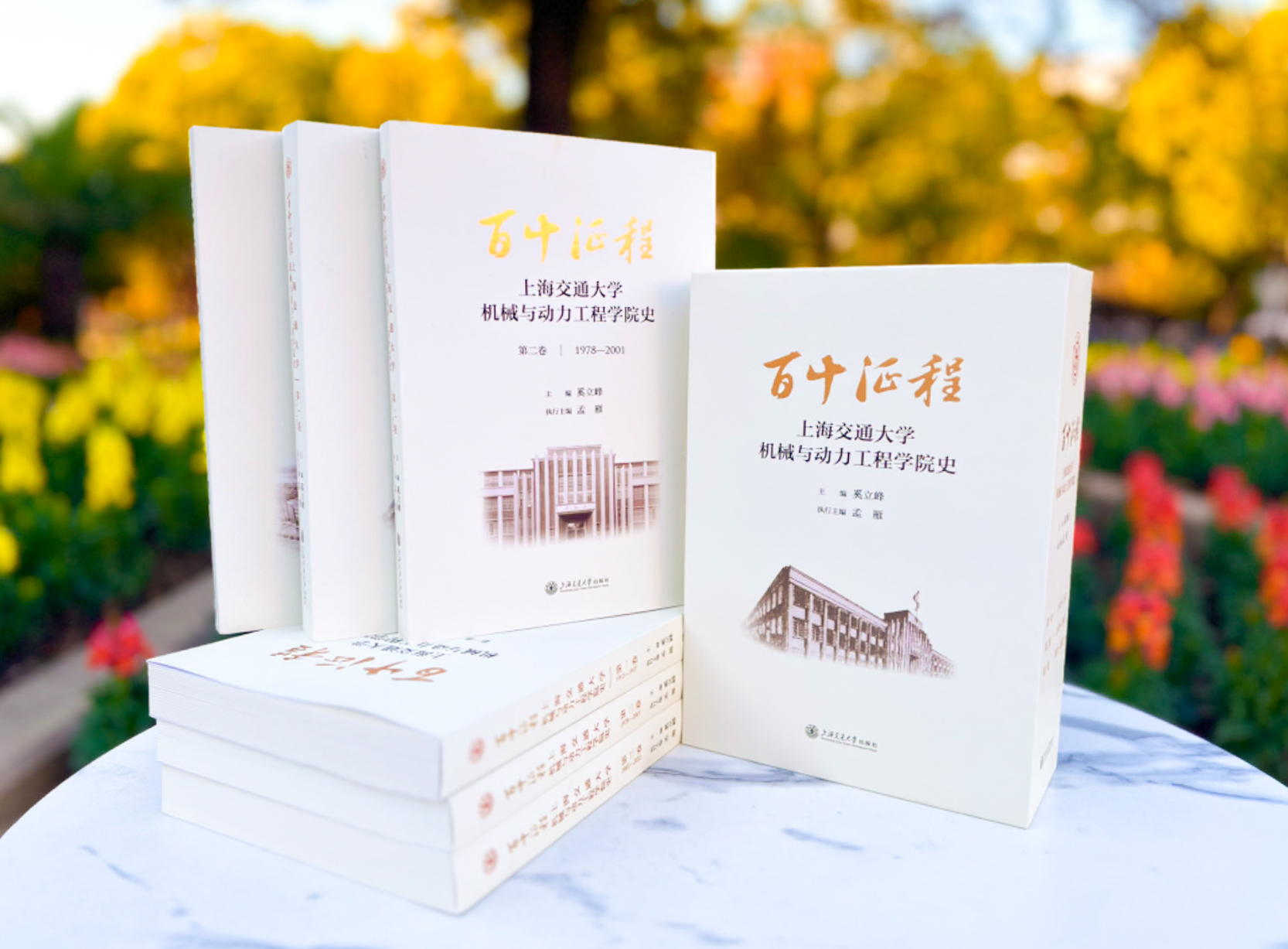 1752027636238744.jpg 19. 出版《百十征程—世界杯官网国际足联世界杯史》三卷.jpg