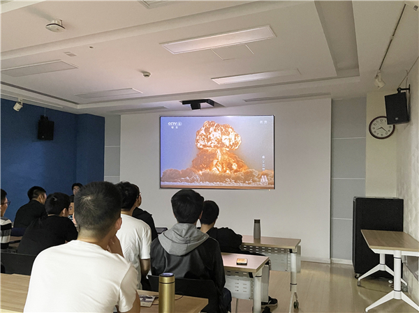 1619513115908844.jpg 图4-4月25日观看电影《横空出世》.jpg