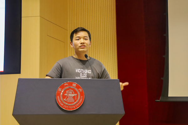 1634359136888475.jpg 图5 同学上台展示.jpg