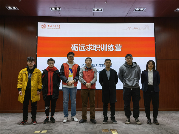 1646359331488980.jpg 到场嘉宾、学生代表与工作人员合影.jpg