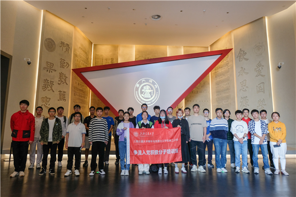 1668426452436708.jpg 图1 学员在雕塑“支点的力量”前合照.jpg