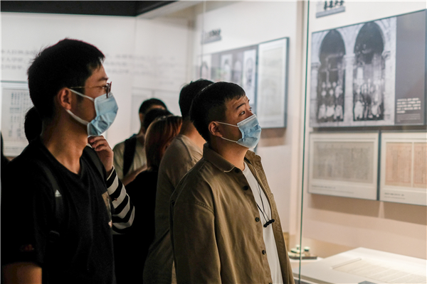 1668426487890464.jpg 图5 观看展品.jpg
