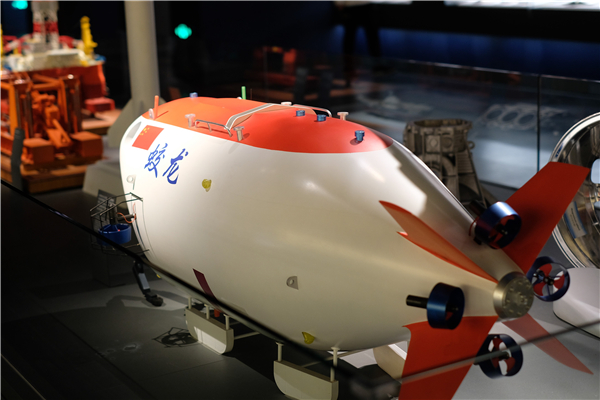 1668426497293791.jpg 图6 “蛟龙号”模型.jpg