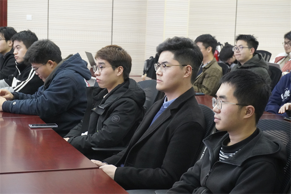 1679570840310214.jpg 图7党员同学认真听讲.jpg