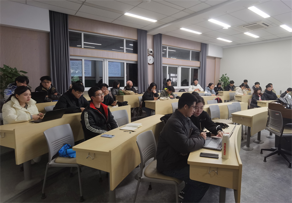1709729594702658.png 图3 与会党员认真学习.png