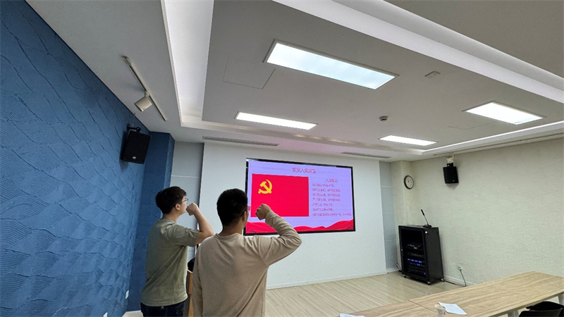 1743404895262971.jpg 图4 预备党员进行入党宣誓.jpg