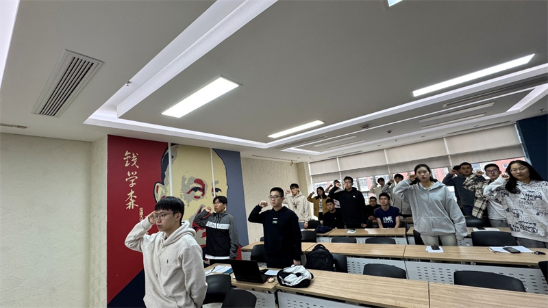 1743404907674521.jpg 图5党员重温入党宣言.jpg