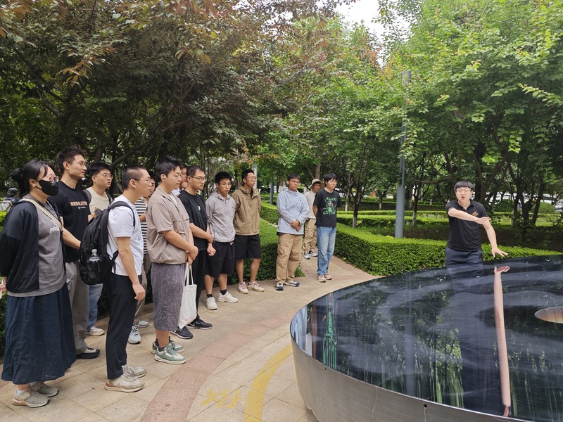 1751116821905493.jpg 图2+学生参观碳化硅大型镜面_resised.jpg