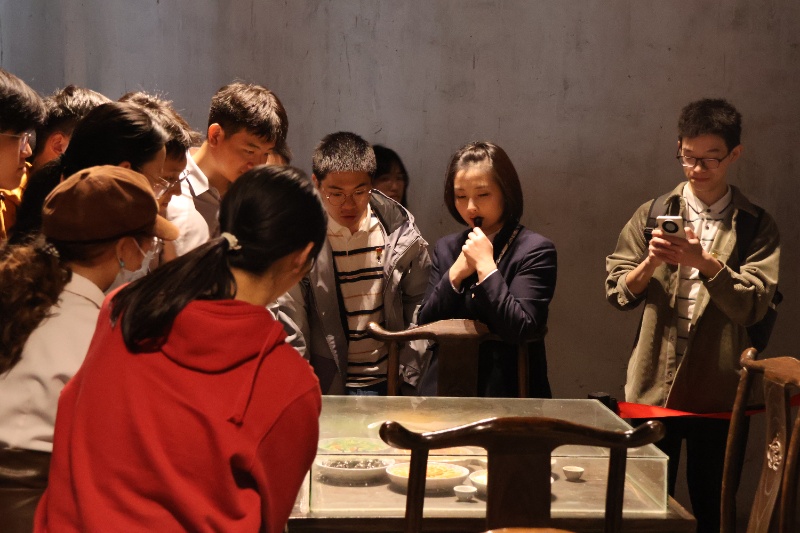 1776761470905759.jpg 图5-支部成员实地了解沙家浜革命历史_resized.JPG