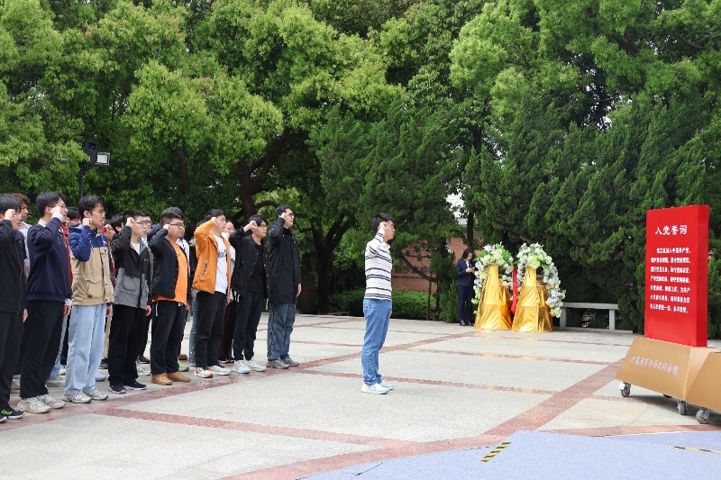 1776764289957651.jpg 图4-支部成员重温入党誓词_resized.JPG
