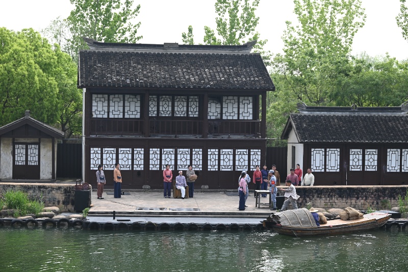 1776764328720875.jpg 图6-支部成员观看红色实景剧《智斗胡司令》_resized.JPG